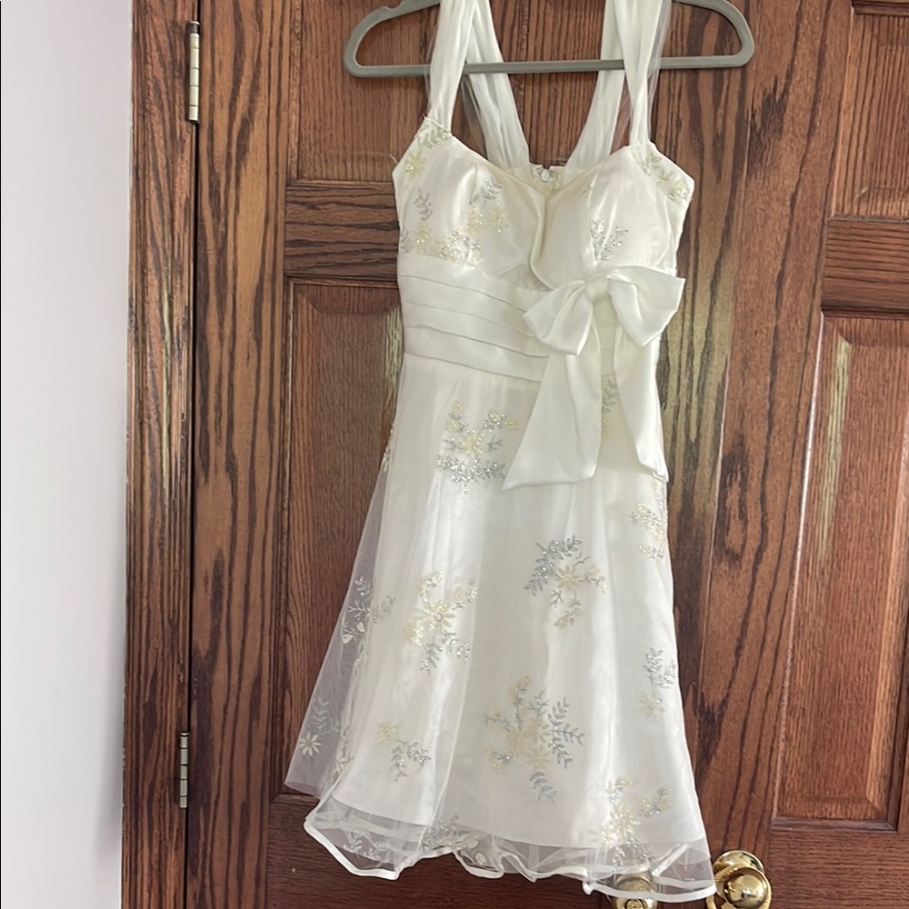 Elegant White Floral Mini Dress